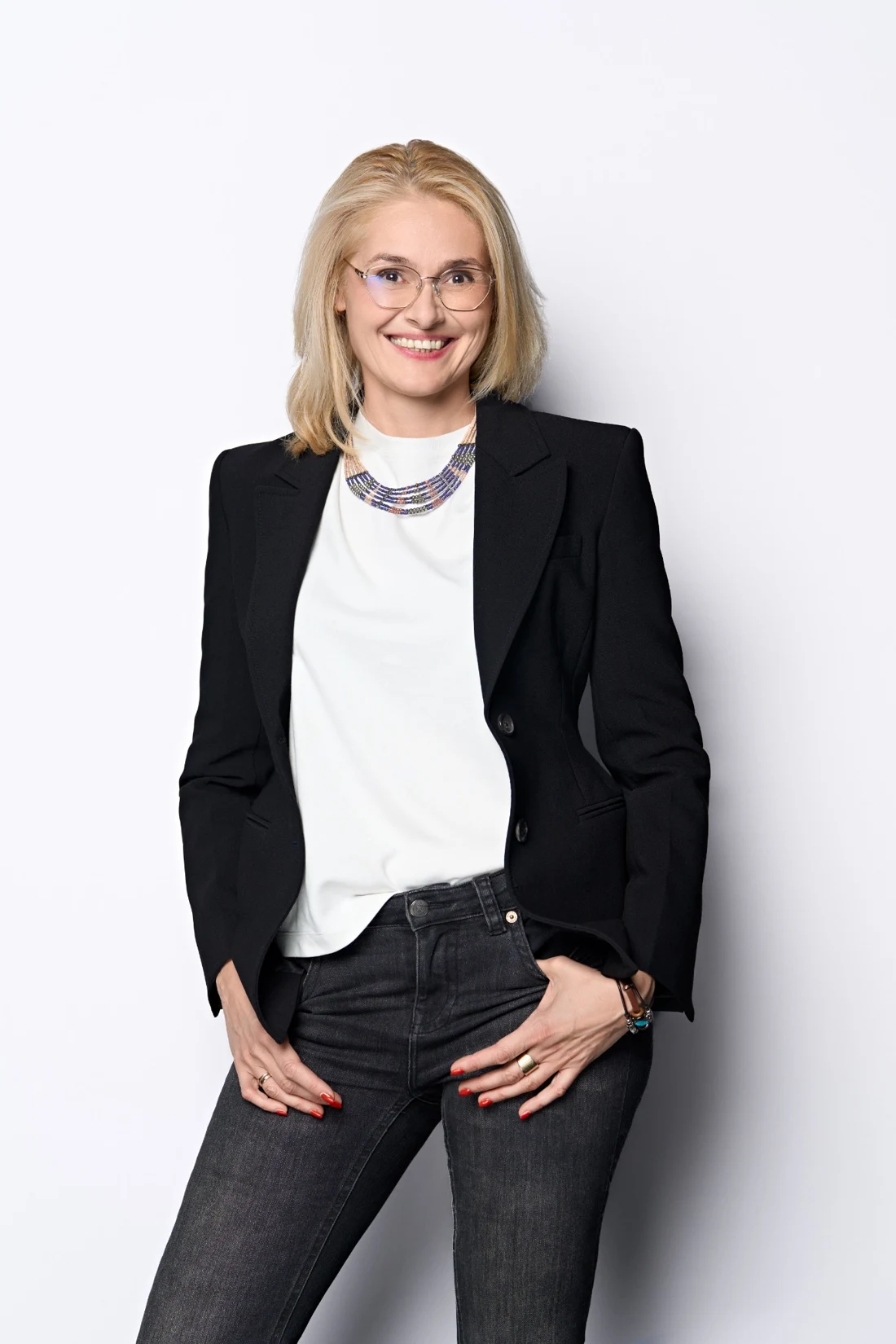 Inga Apiecionek w czarnej marynarce